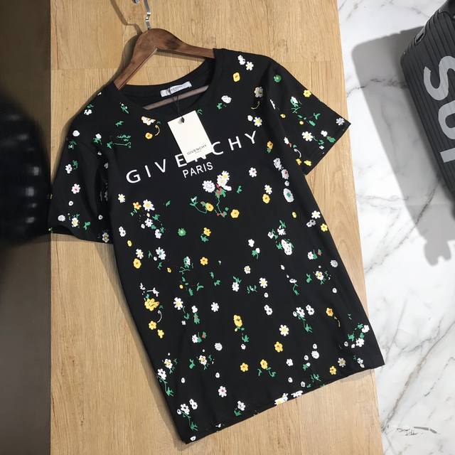 Gvc Givenchy's allover floral print is a stunning 20Ss G-net synced gradient uni