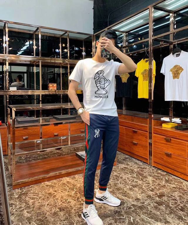 Moncler's latest hot-selling round-neck short-sleeved shirt, sold simultaneously