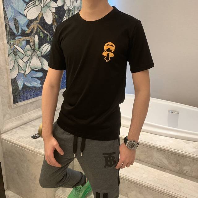 Fendi's latest hot-selling short-sleeved shirt for summer, sold simultaneously o