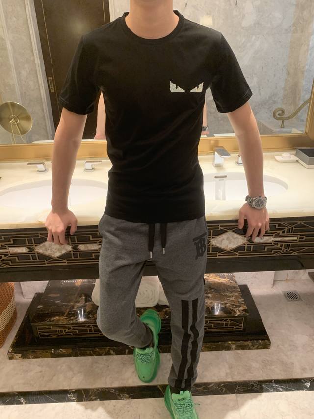 Fendi's latest summer hit short-sleeved shirt, available simultaneously on the