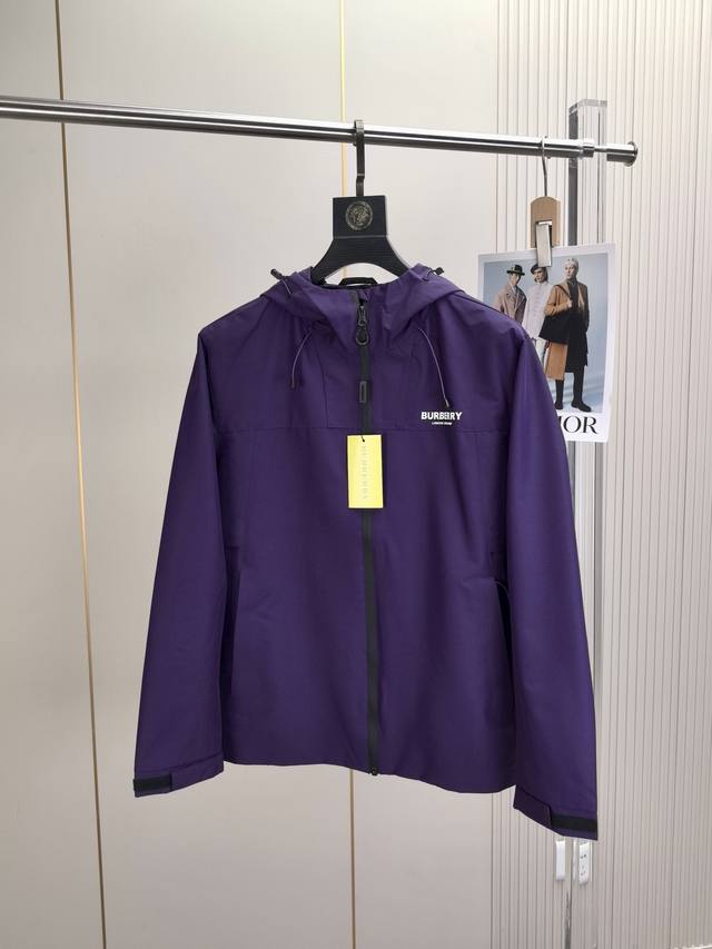 Burberry. 2025's latest autumn/winter men's windproof and rainproof jackets! Thi