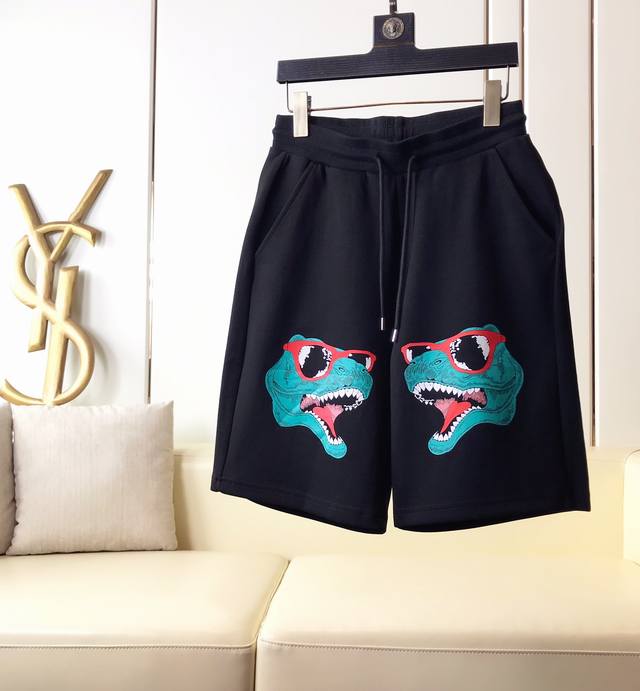 Casual Shorts Givenchy's new men's casual shorts, custom-made from breathable, c