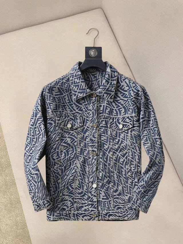 Fendi's new 2025 Spring/Autumn denim jacket, a runway-fresh item, is in impecca