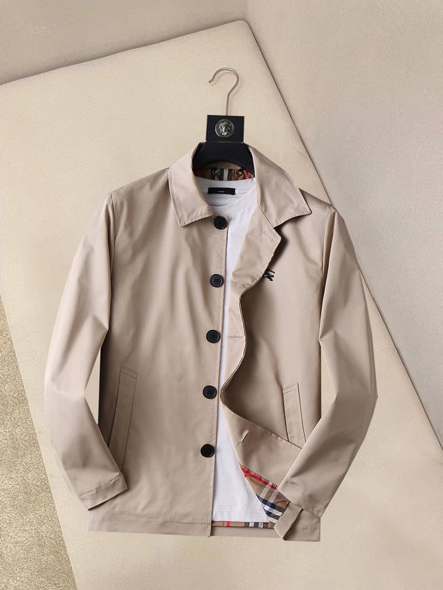 Burberry's new 2025 Spring/Autumn jacket, a runway-fresh item in immaculate con