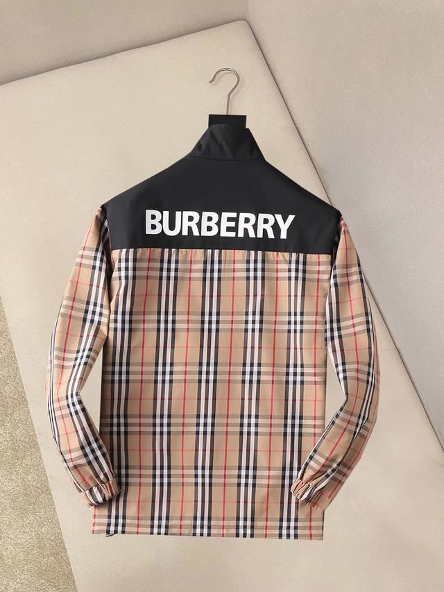 Burberry's new 2025 Spring/Autumn jacket, a runway-fresh item in immaculate con