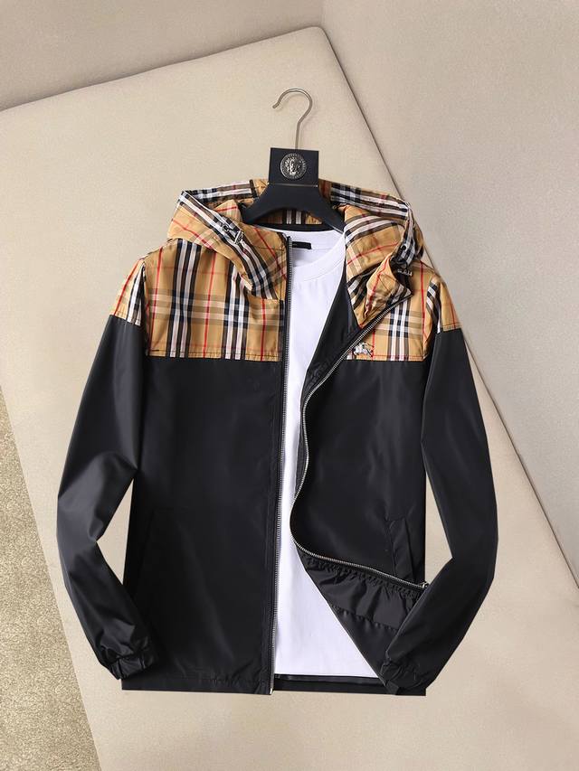 Burberry's new 2025 Spring/Autumn jacket, a runway-fresh item in immaculate con