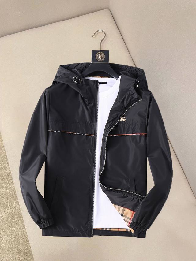 Burberry's new 2025 Spring/Autumn jacket, a runway-fresh item in immaculate con