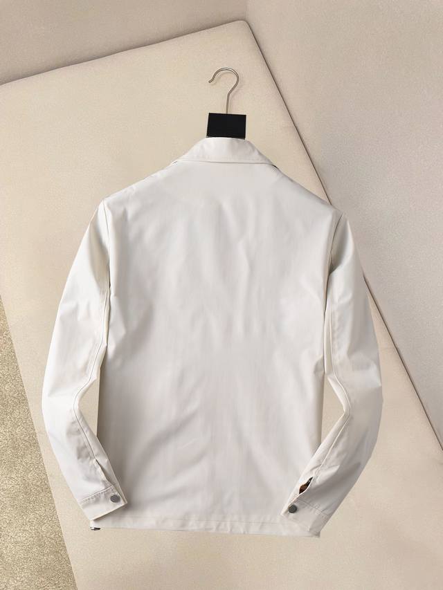Burberry's new 2025 Spring/Autumn jacket, a runway-fresh item in immaculate con