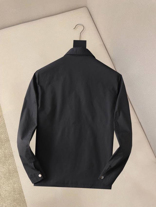Burberry's new 2025 Spring/Autumn jacket, a runway-fresh item in immaculate con
