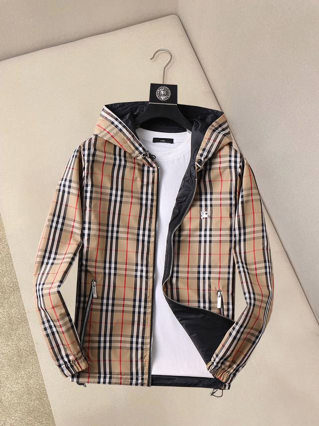 Burberry's new 2025 Spring/Autumn jacket, a runway-fresh item in immaculate con