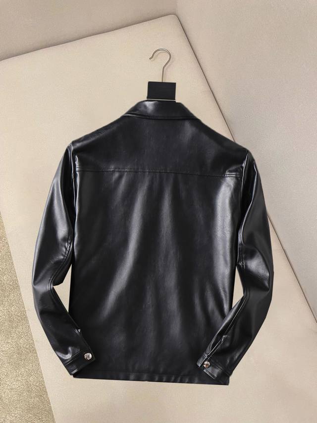 Prada's new 2025 Spring/Autumn leather jacket, a runway-fresh item, is in immac