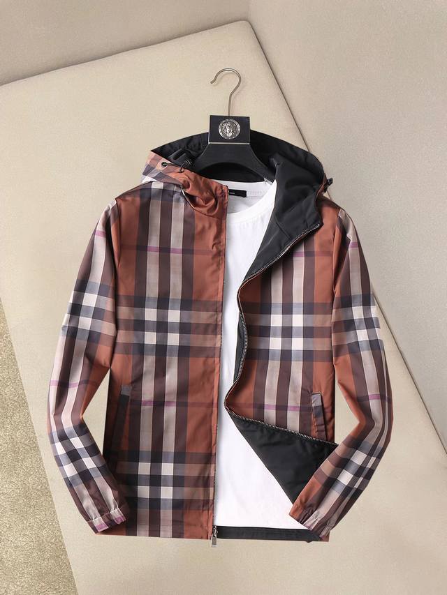 Burberry's new 2025 Spring/Autumn jacket, a runway-fresh item in immaculate con