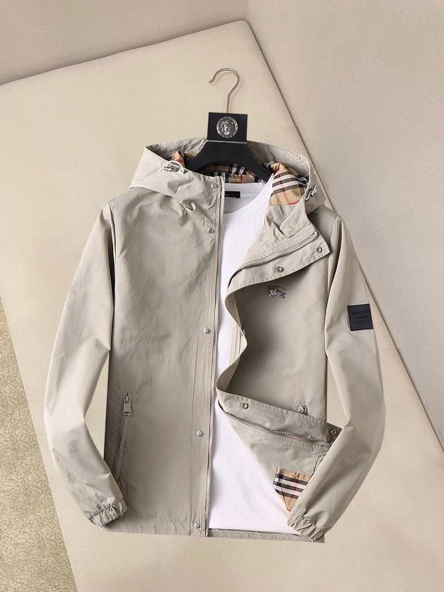 Burberry's new 2025 Spring/Autumn jacket, a runway-fresh item in immaculate con