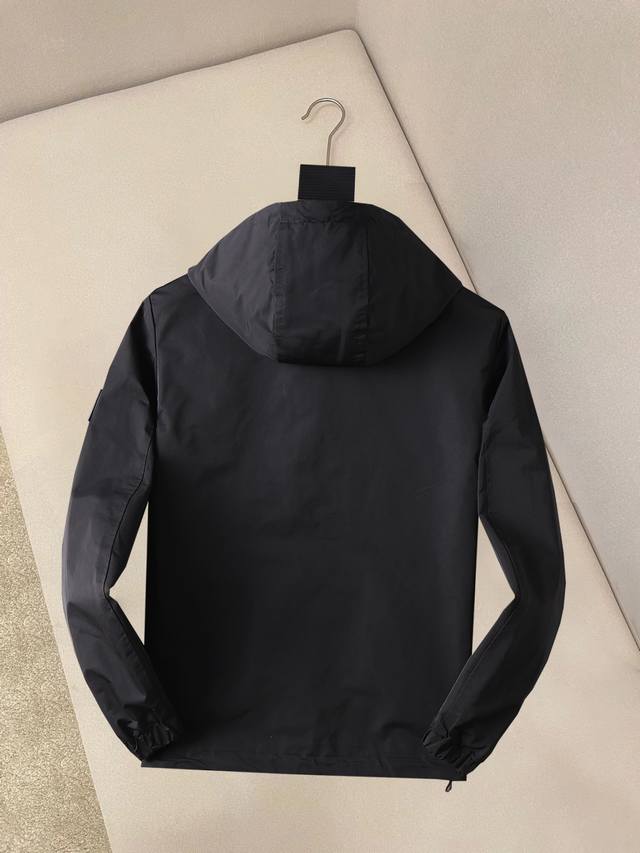 Burberry's new 2025 Spring/Autumn jacket, a runway-fresh item in immaculate con