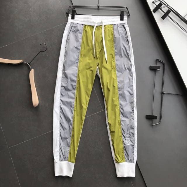 The latest spring and summer casual pants, sold simultaneously in the counter, o