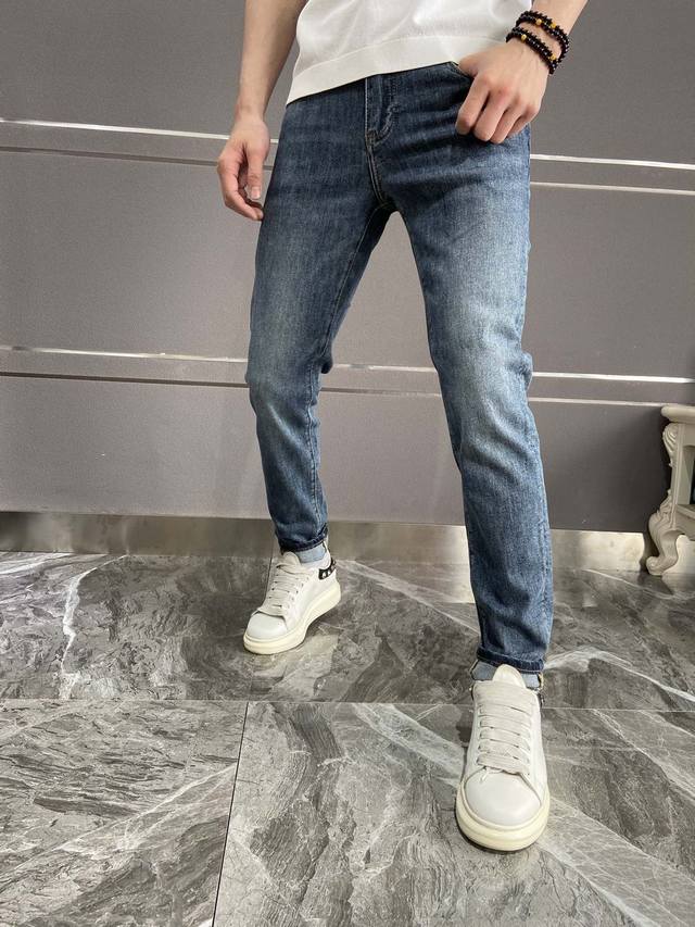 Lv New hot-selling jeans, super customized original hardware, super heavy crafts