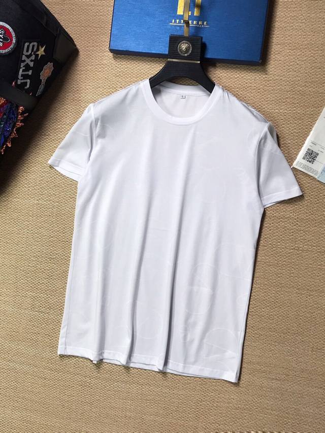 Special offer on Valentino's new summer crewneck T-shirt! Made of embossed merc