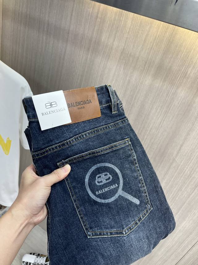 Balenciaga's 2025 new men's jeans feature stretchy fabric. Exclusively availabl
