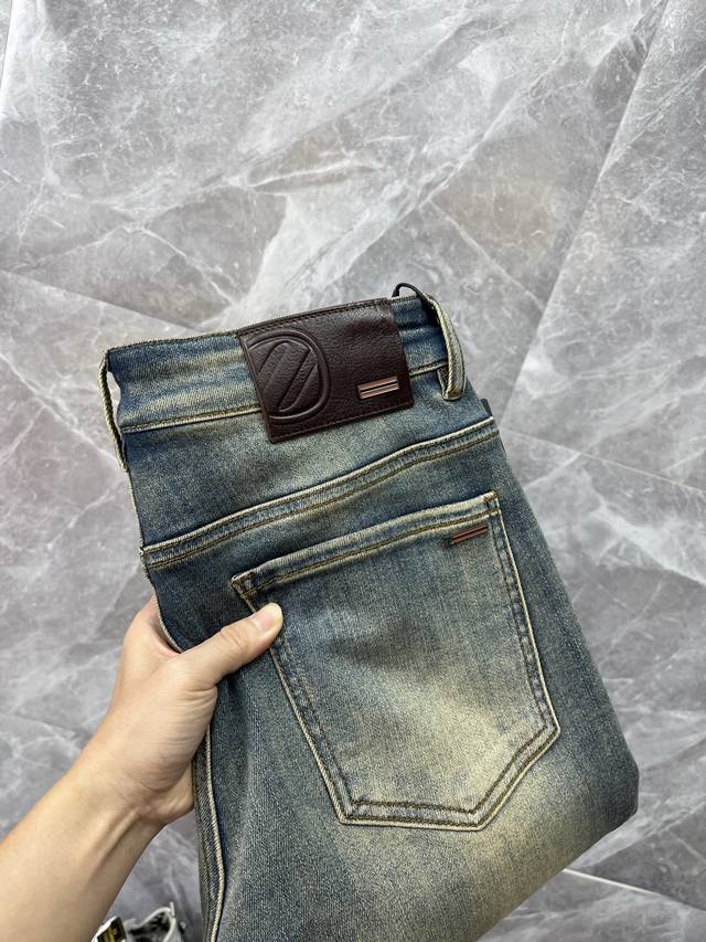 Zegna's new autumn and winter men's jeans are made of imported denim fabric, hea