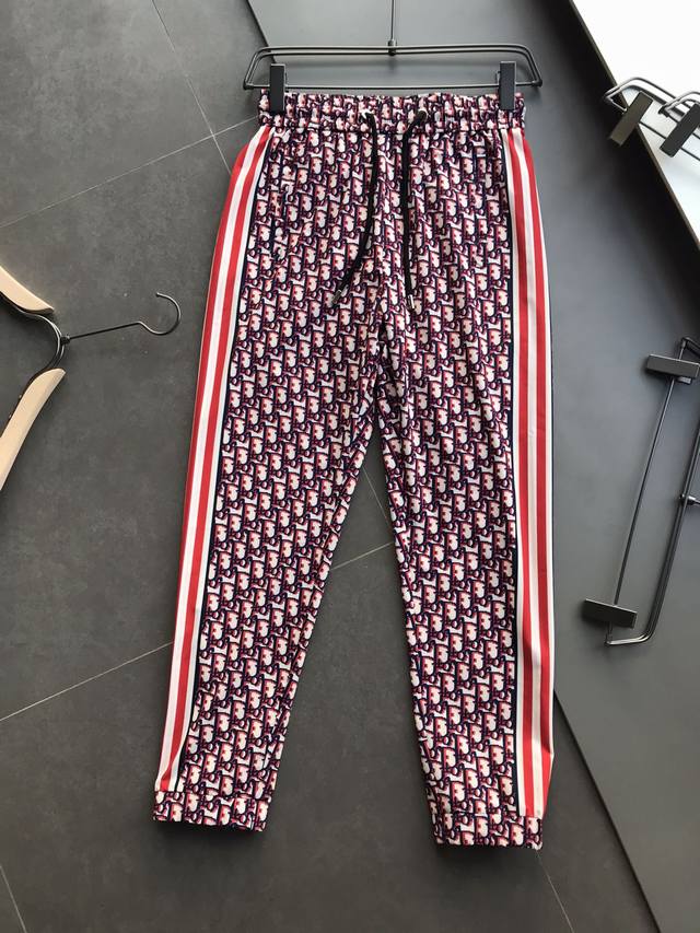 New spring/summer casual pants, available simultaneously on the official websit