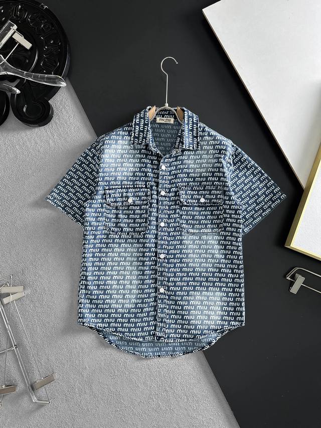 Miu Miu short-sleeved shirt-style denim jacket is made from imported denim fabr