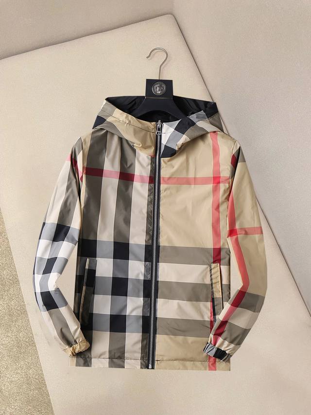 Burberry's new 2025 Spring/Autumn jacket, a runway-fresh item in immaculate con