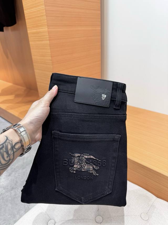 Bur Burberry's Autumn 2025 Black Bull Casual Jeans! Crafted from garment-dyed st