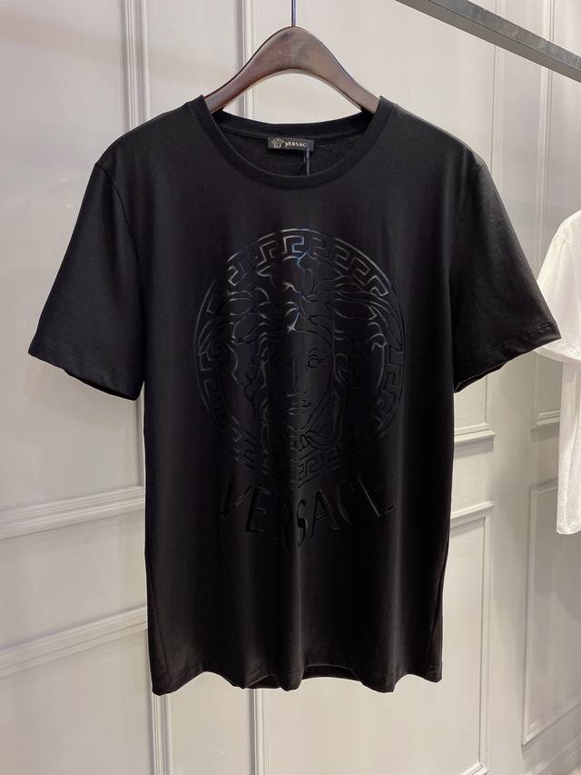 Versace's latest spring/summer short-sleeved T-shirt. Limited edition, availabl