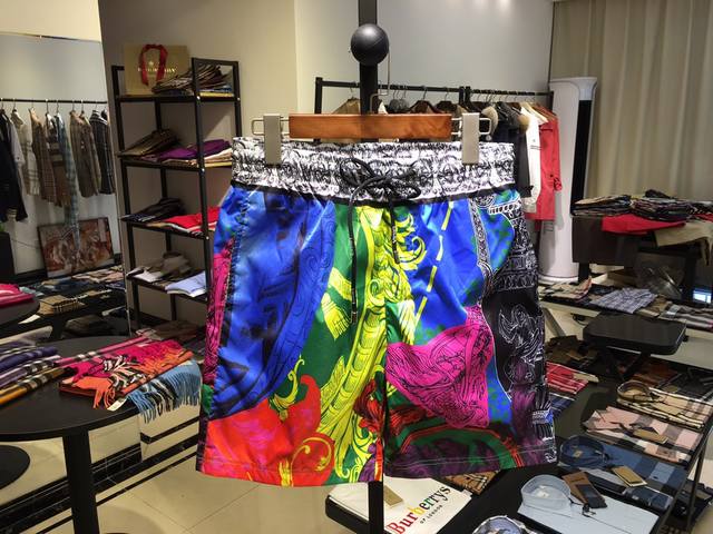 Versace SS new arrival, latest counter model beach shorts. Imported high-tech qu