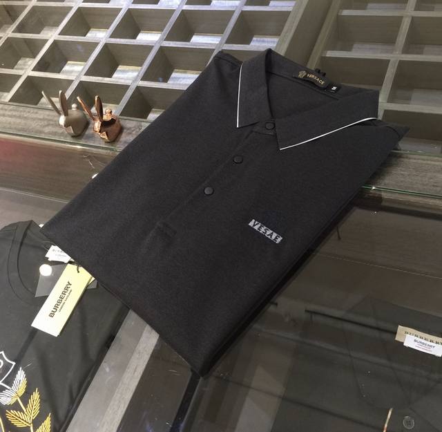 Ver*Sace highly recommends! Aw's latest series is versatile for commuting, with