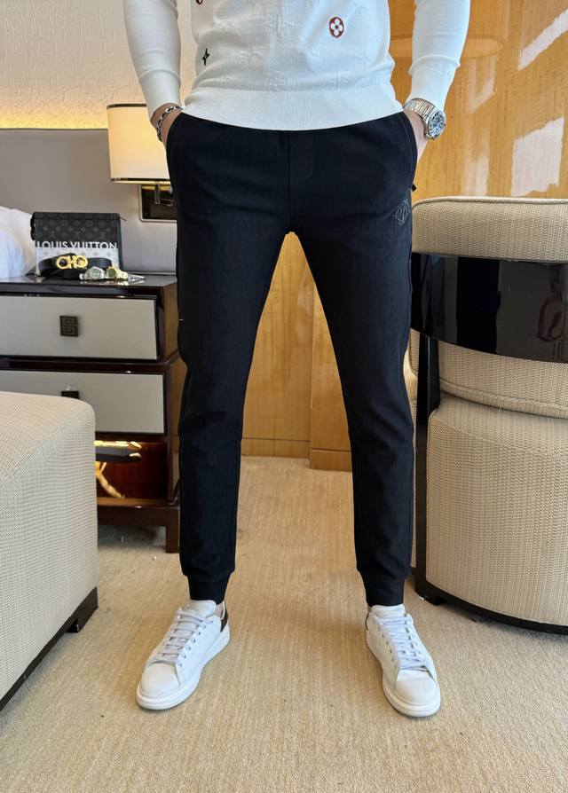 Dior's Autumn/Winter 2025 hot-selling casual pants are a must-have this season.