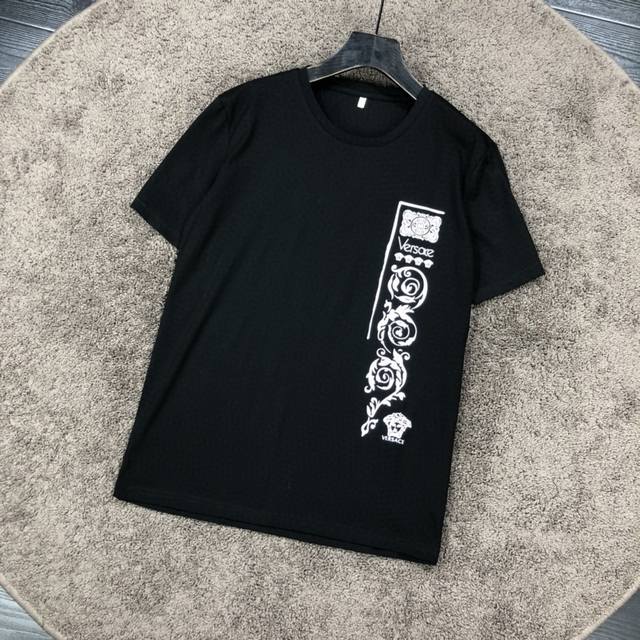 Versace Versace short-sleeved T-shirt with a Tuscan head print, made from import
