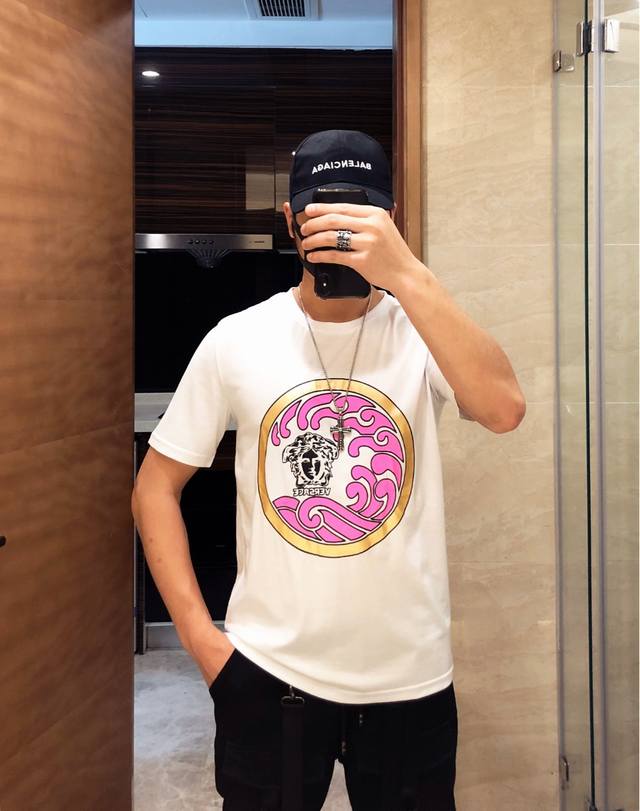 Versace's latest hit short-sleeve top is now available at the official website