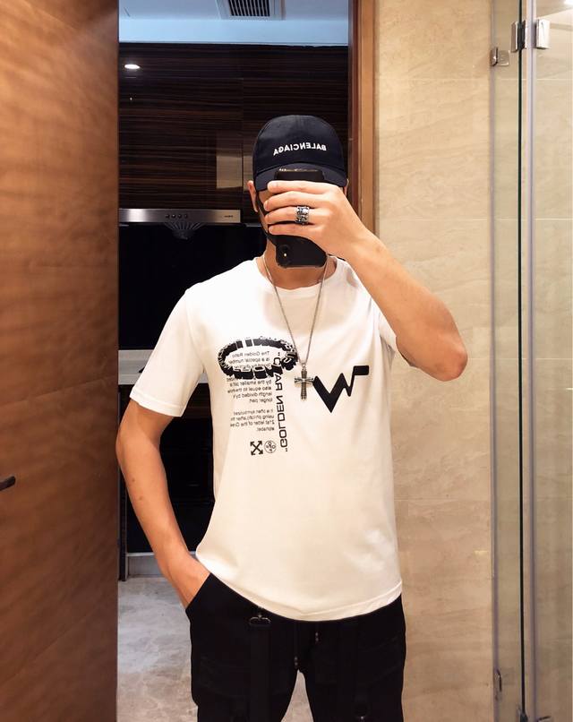 Off-White's latest hit short-sleeved shirt, available simultaneously on the offi