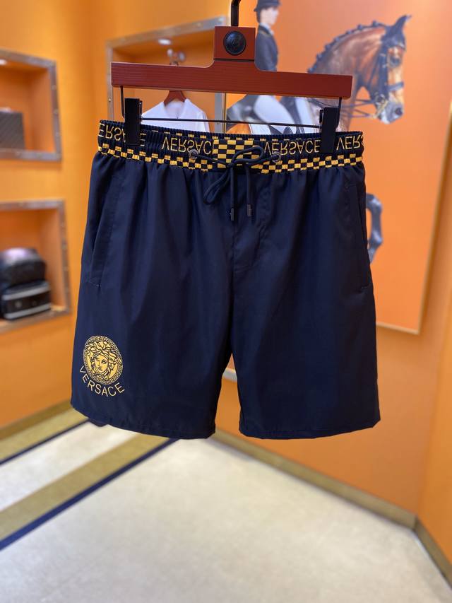 Versace: The latest fashion casual shorts from the official website, the upper b