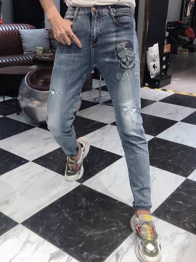Armani's new high-end custom SS jeans are minimalist, creating a refreshing, mo