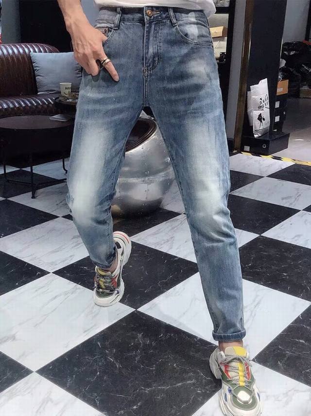 Lv Fashion's new high-end custom Ss jeans are minimalist, creating a refreshing,