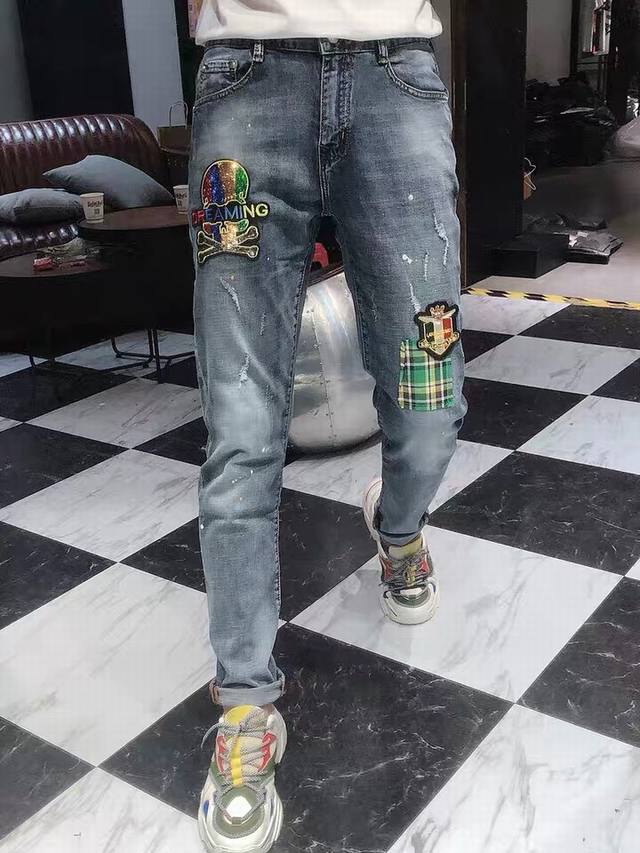 Qp Fashionable, high-end custom-made Ss jeans offer a minimalist look for a refr