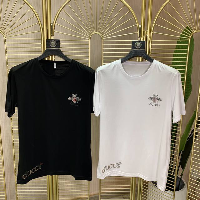 Gucci's latest hit short-sleeved T-shirt. Available exclusively at Gucci stores,