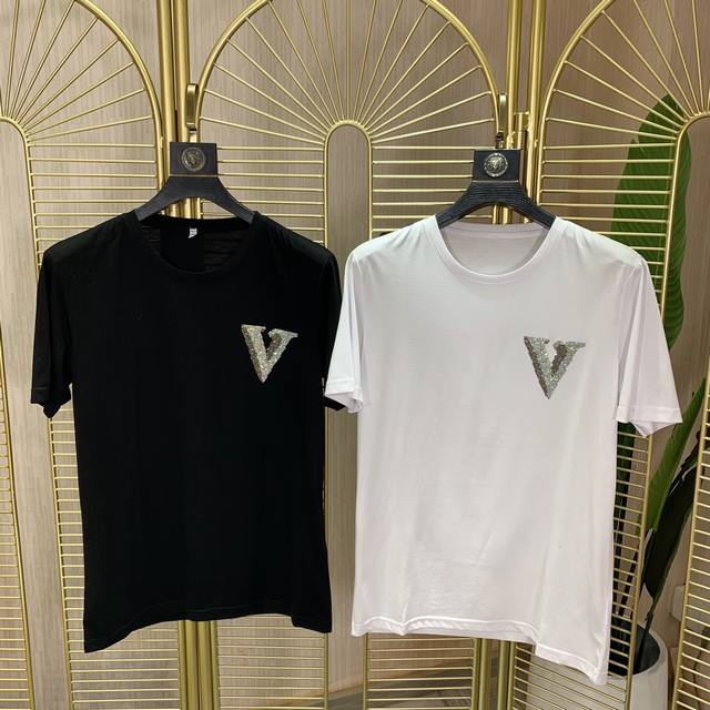 Lv. This year's latest hot-selling short-sleeved T-shirt. Available exclusively