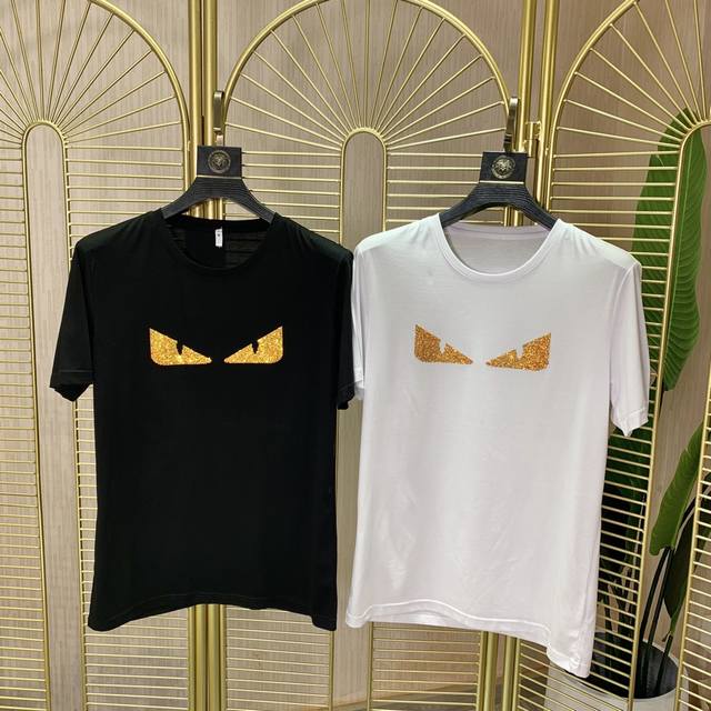 Fendi's latest hit short-sleeved T-shirt. Available exclusively at the store, fe