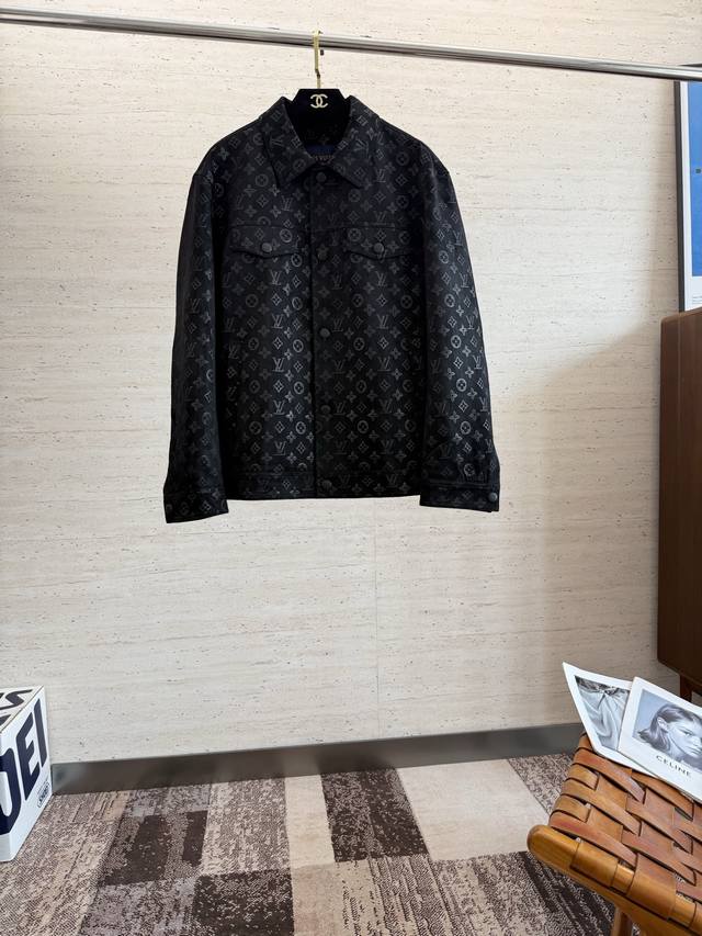Lv25S new men's lapel genuine leather jacket.....A truly top-notch piece, the cl