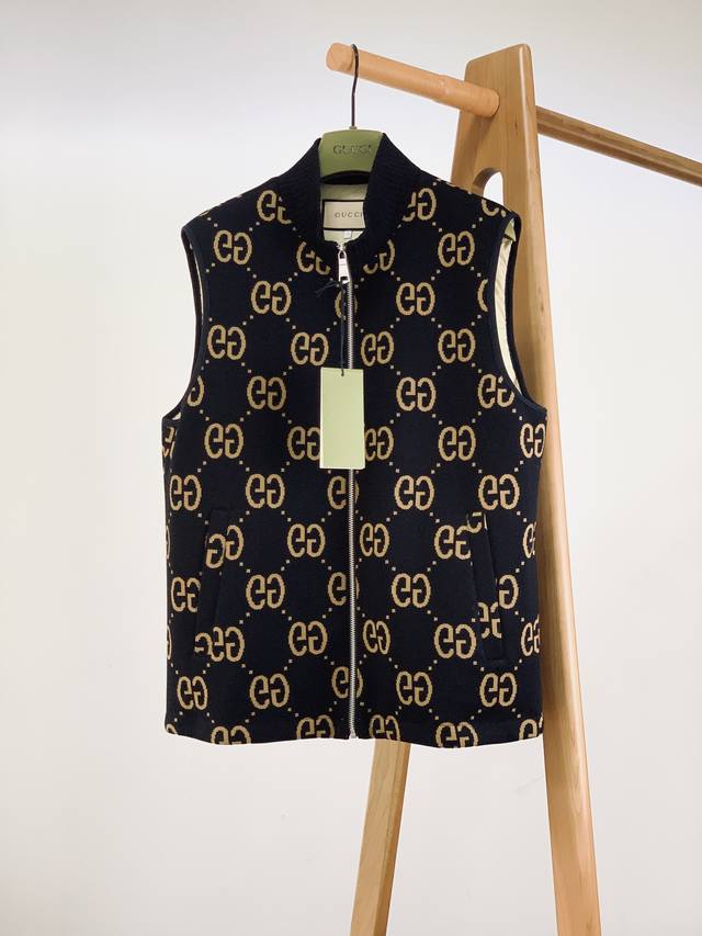 Dior 2025 new wool knitted vest jacket, fashionable and handsome, with embroider