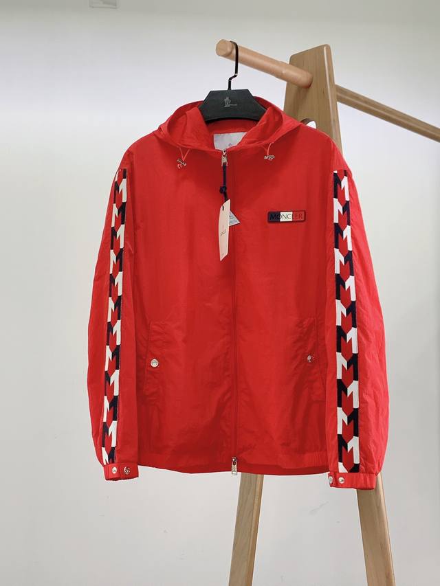 Moncler Fw Early Fall new arrival, the waterproof hooded jacket. This jacket is