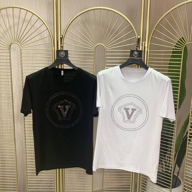 Versace. This year's latest hot-selling short-sleeved T-shirt. Available exclus