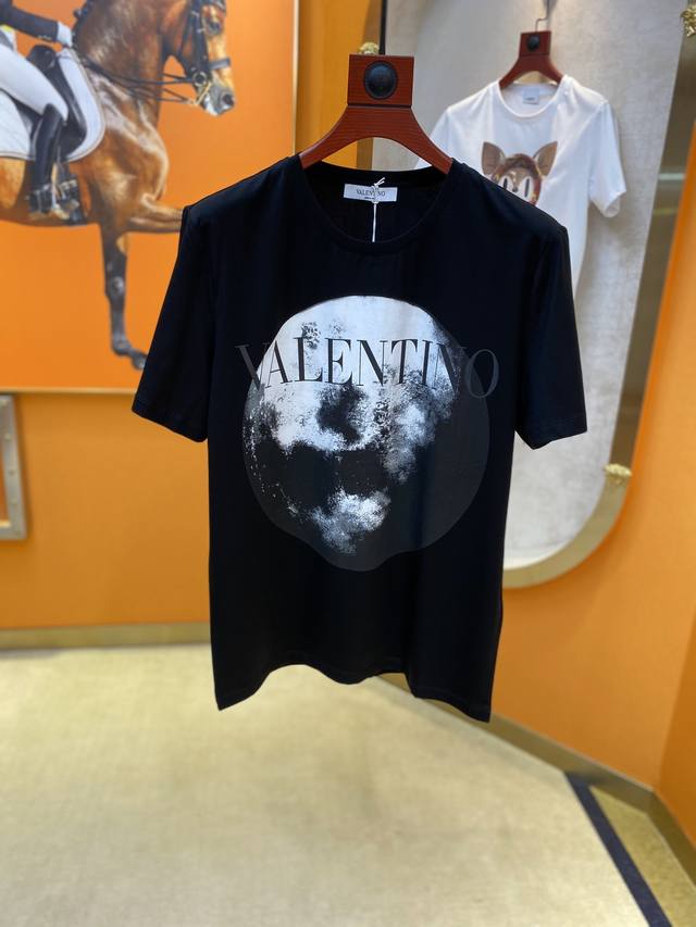 Valentino: The latest spring/summer fashion round-neck short-sleeved T-shirt fro