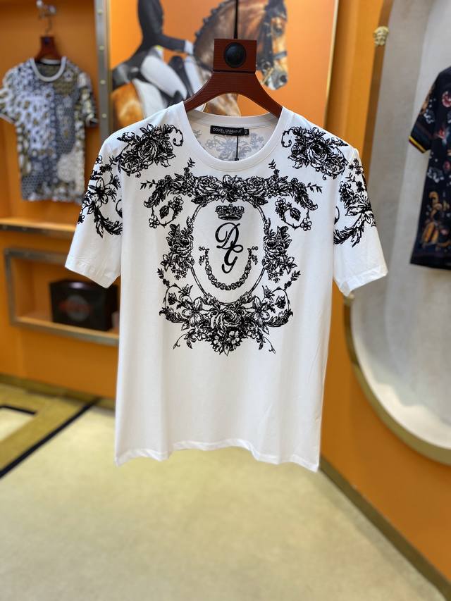 Dolce & Gabbana: The latest spring/summer round-neck, fashionable short-sleeved