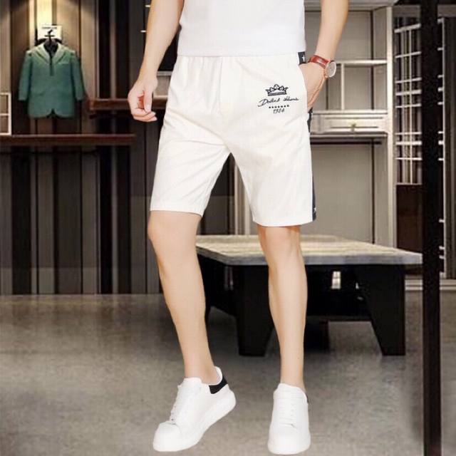 Dg Dolce & Gabbana's new summer collection features popular casual shorts on the