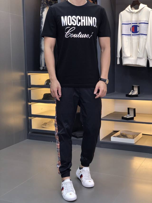 Moschino. This year's latest hot-selling short-sleeved T-shirt. Available in sto