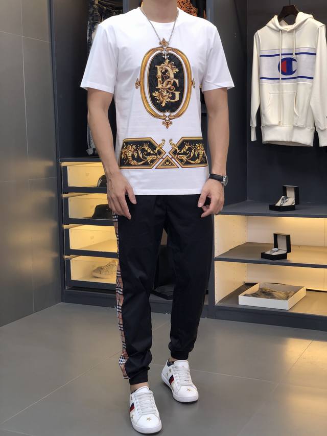 D&G. This year's latest hot-selling short-sleeved T-shirt. Available in store, t